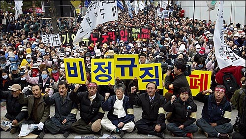 12일 오후 서울 여의도 국회앞에서 1만여명의 노동자가 참가한 가운데 '노무현 정권 규탄 총파업 결의대회'가 열리고 있다. 